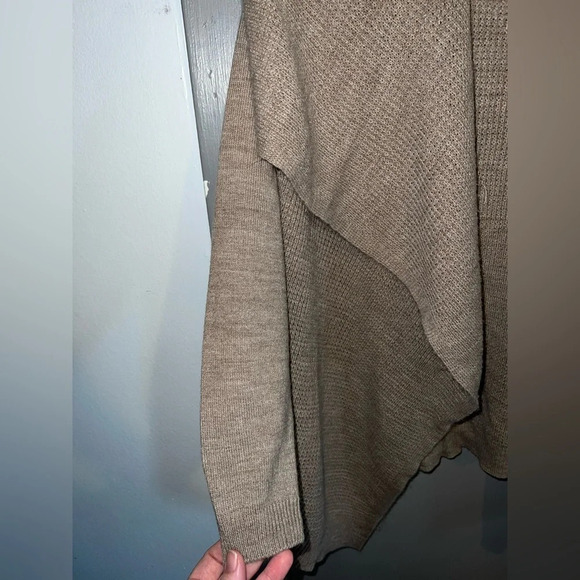 Linda Mathew’s New York 💯 acrylic tan open front sweater sz PM. - Picture 3 of 5
